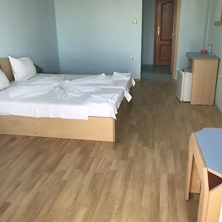 Хотел Arkadia 2*
